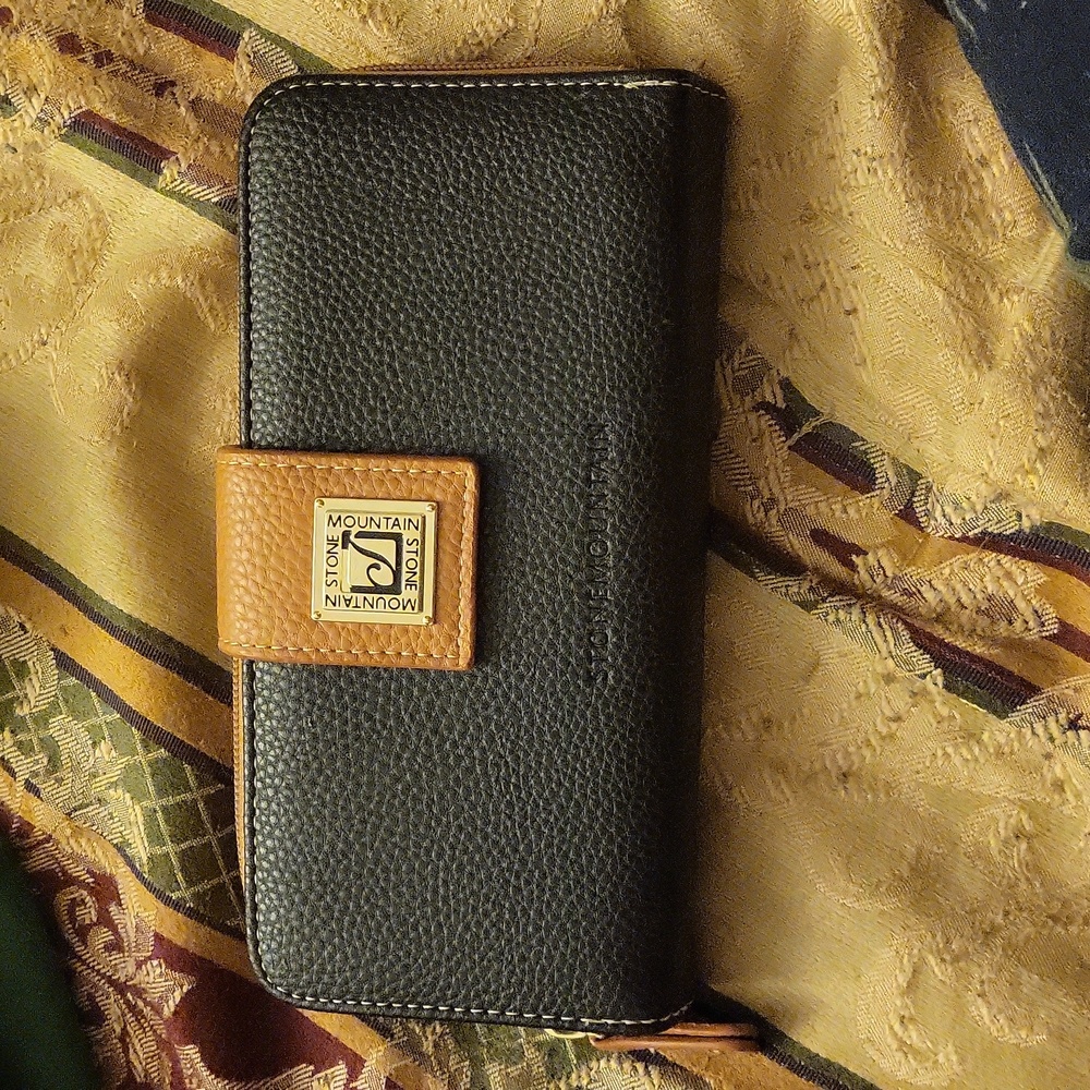 Wallet stone mountain